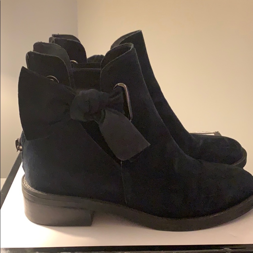 Nine West Navy booties